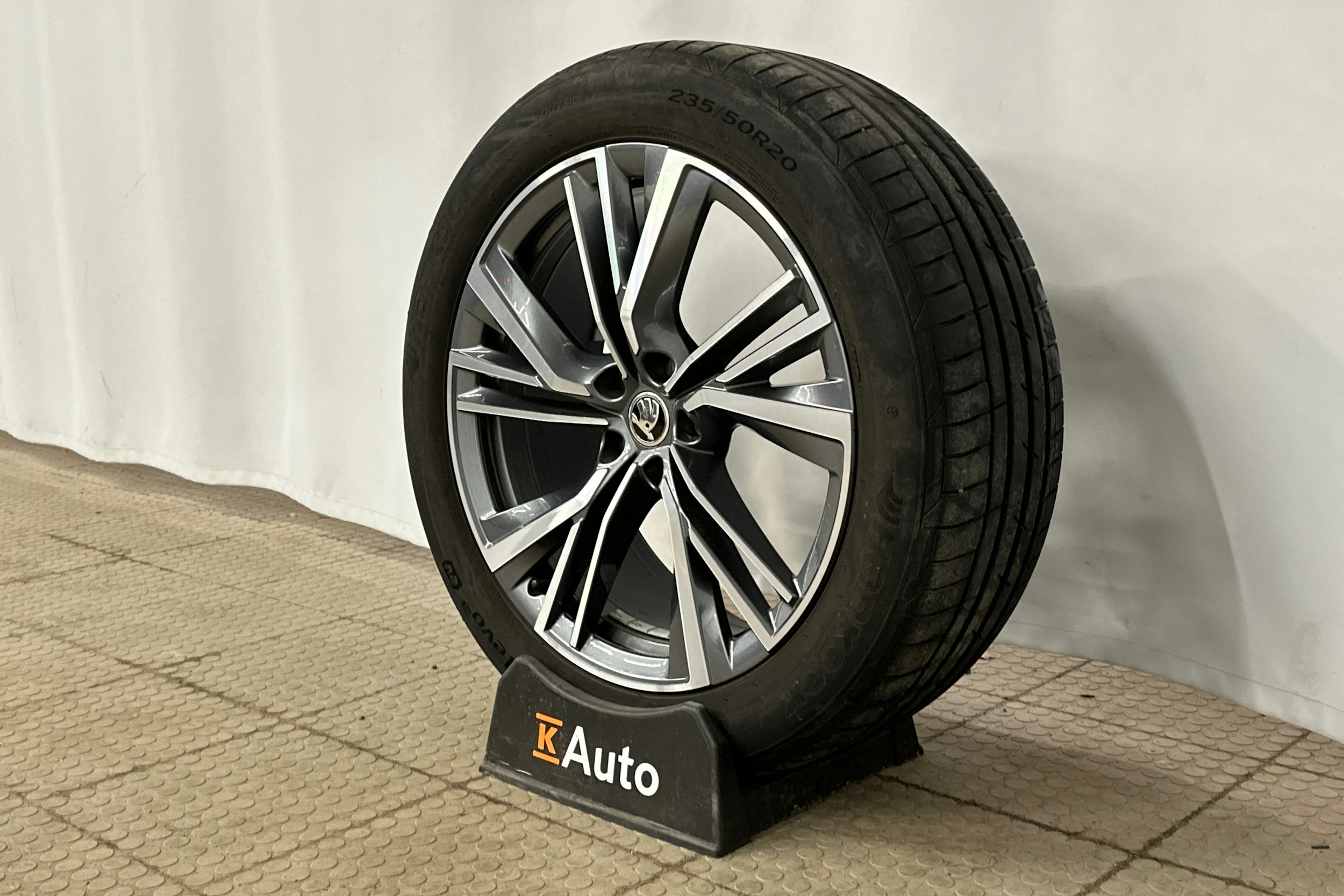 musta Skoda Enyaq 2023 kuva 13.