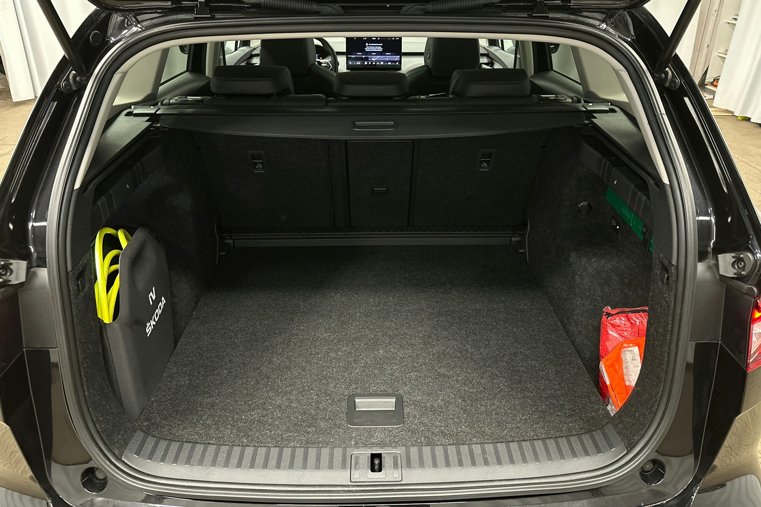 musta Skoda Enyaq 2023 kuva 14.