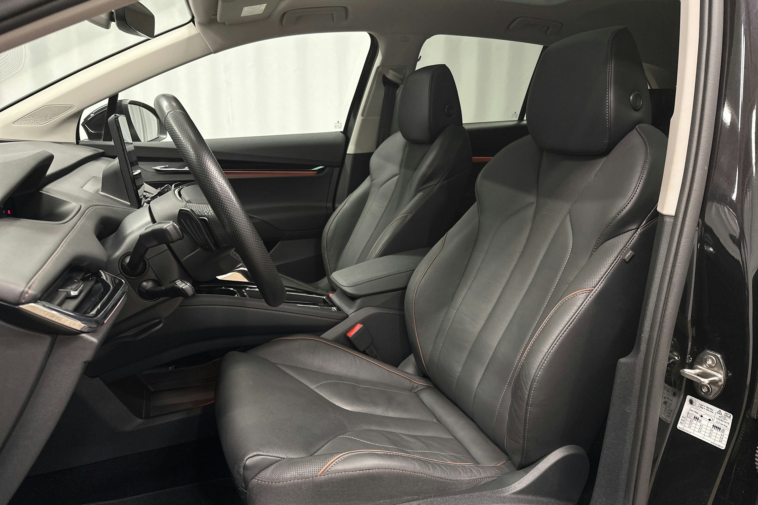 musta Skoda Enyaq 2023 kuva 17.