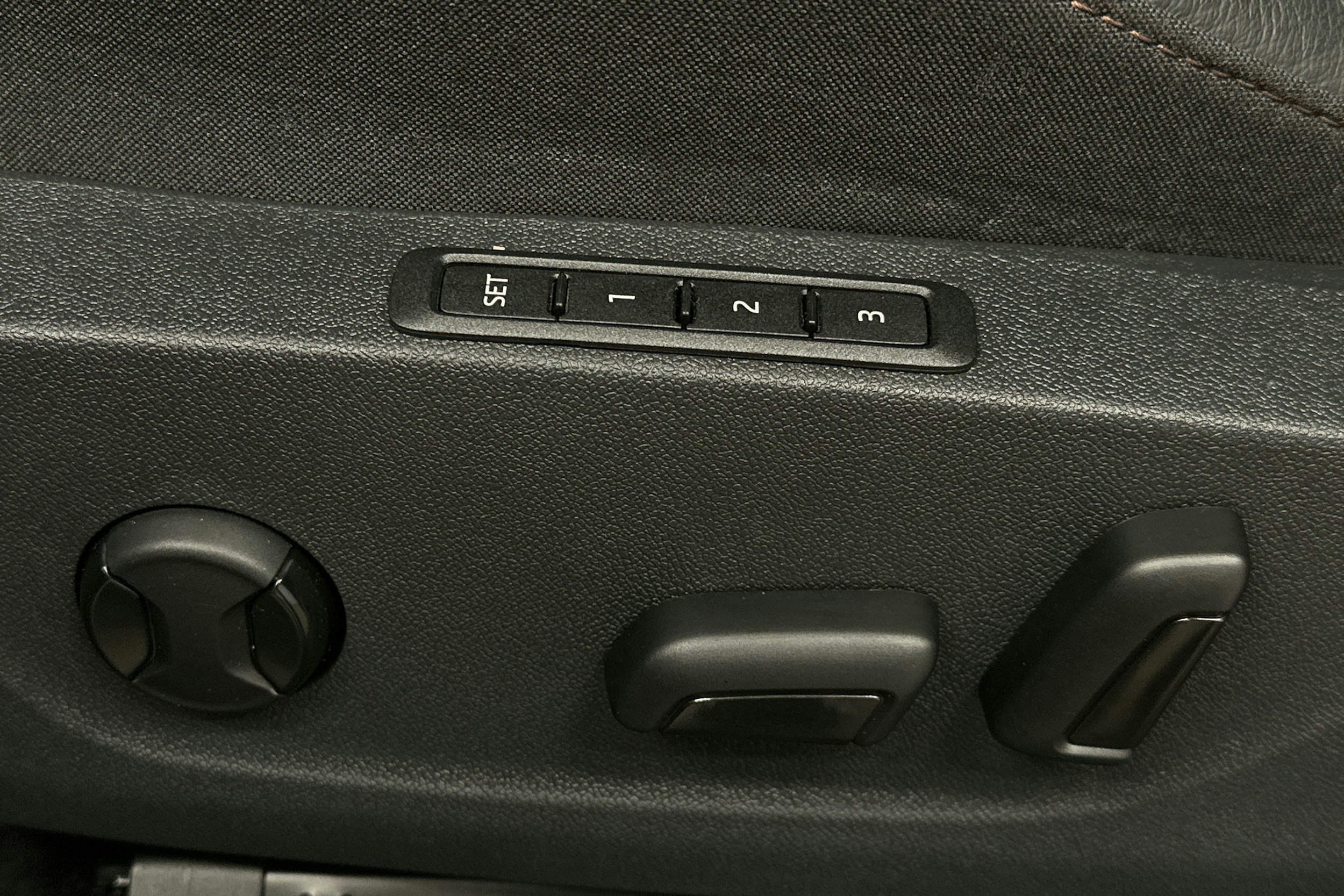 musta Skoda Enyaq 2023 kuva 18.