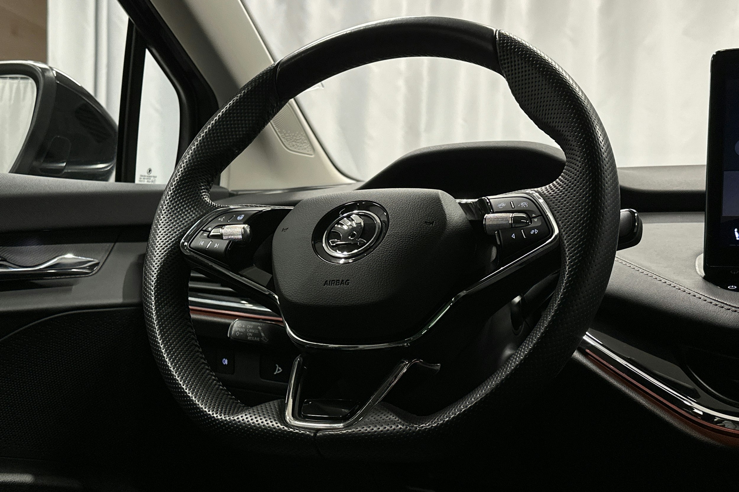 musta Skoda Enyaq 2023 kuva 19.