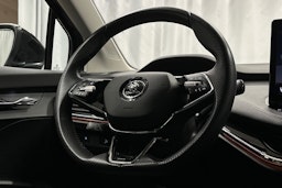 musta Skoda Enyaq 2023 kuva 19.