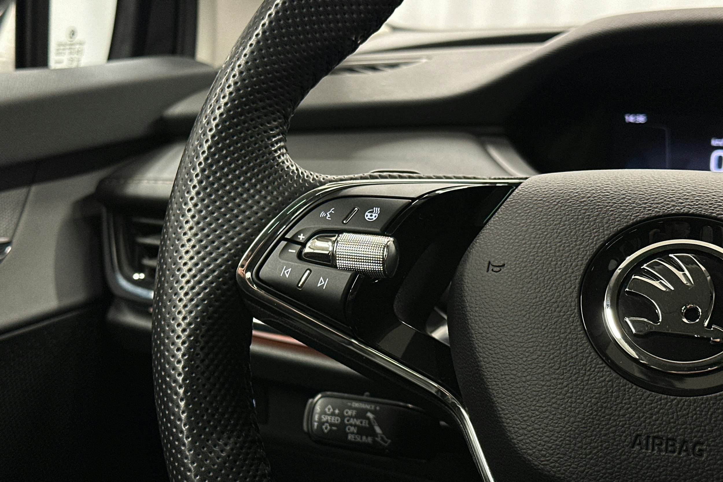 musta Skoda Enyaq 2023 kuva 20.