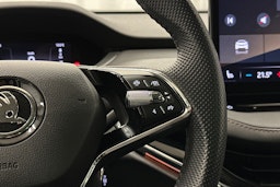 musta Skoda Enyaq 2023 kuva 21.