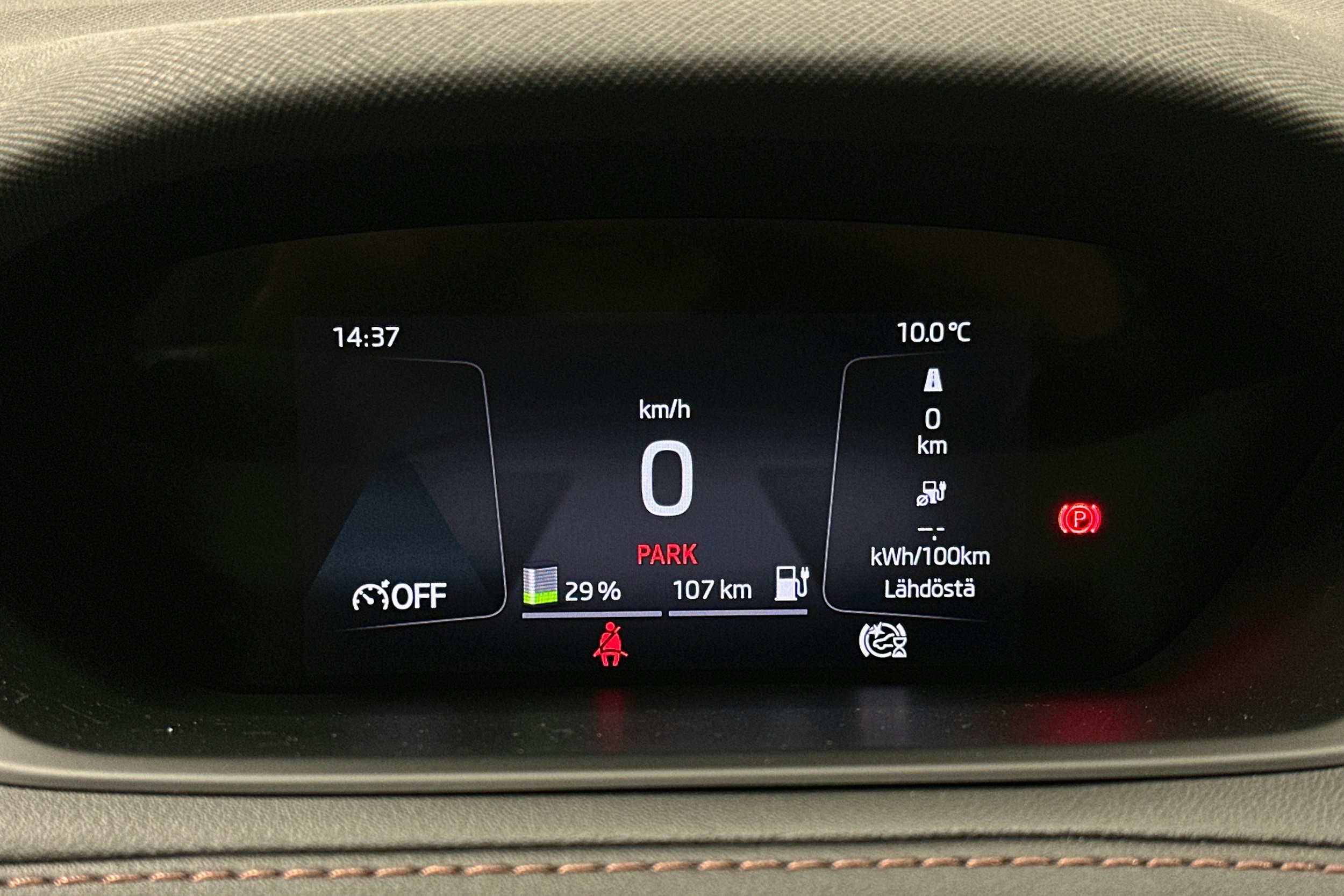 musta Skoda Enyaq 2023 kuva 23.