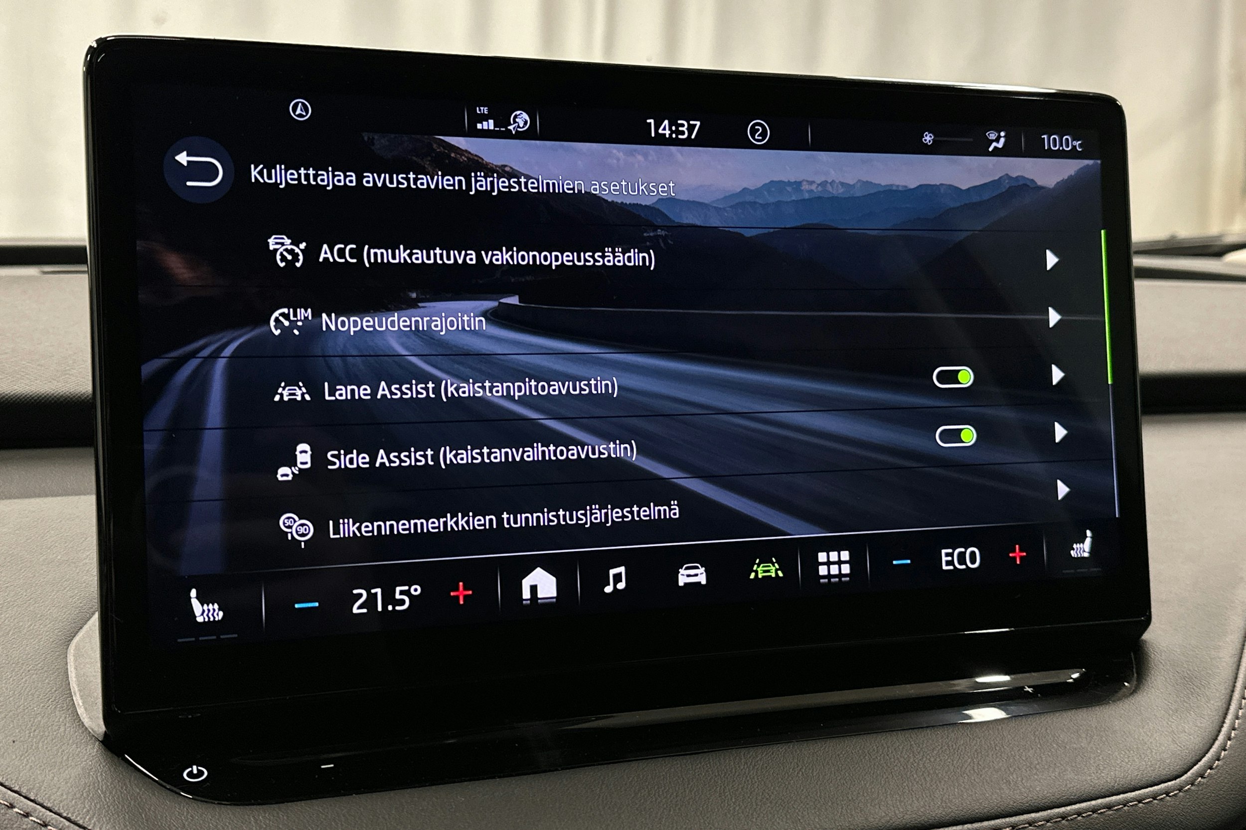 musta Skoda Enyaq 2023 kuva 25.