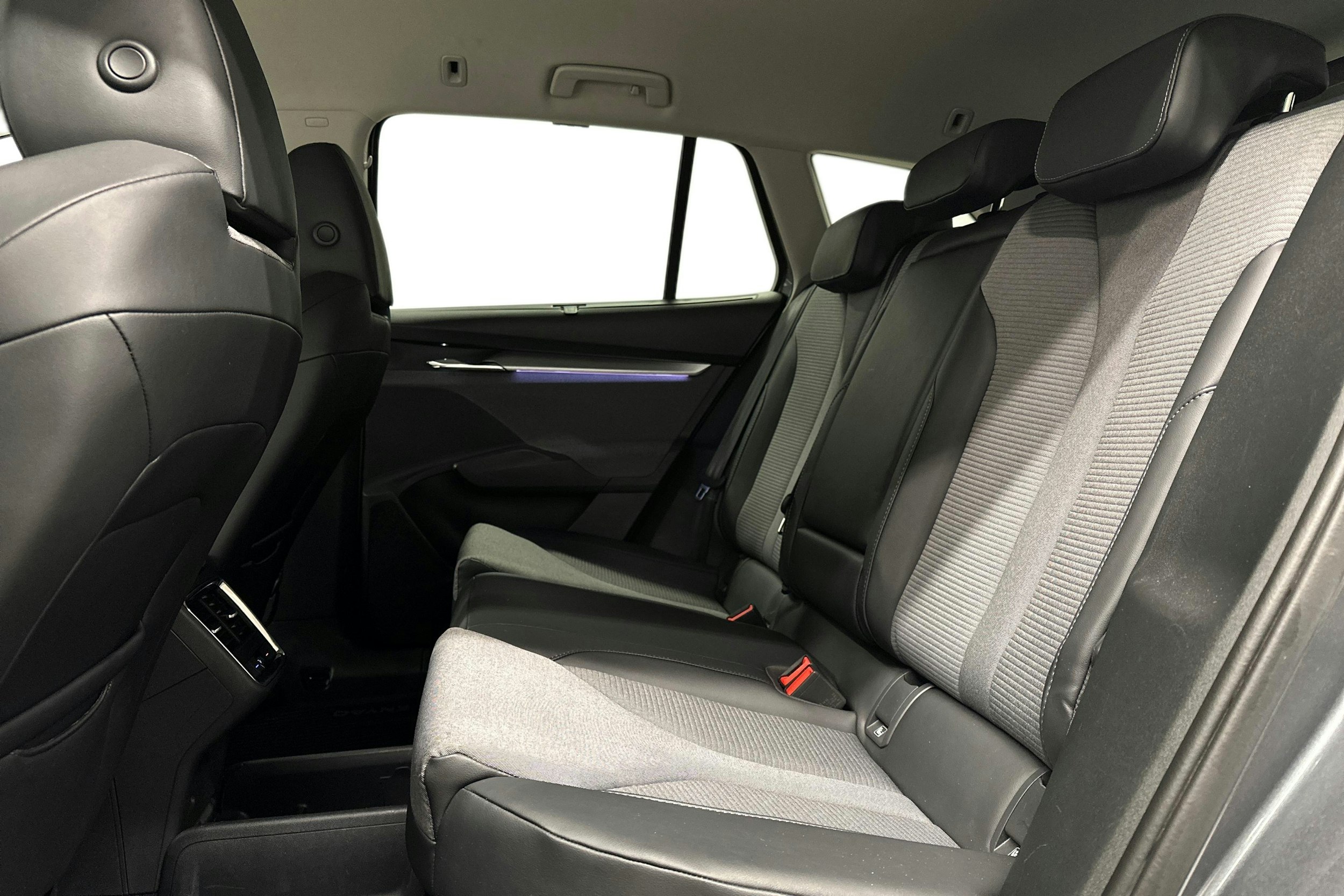 harmaa Skoda Enyaq 2023 kuva 10.