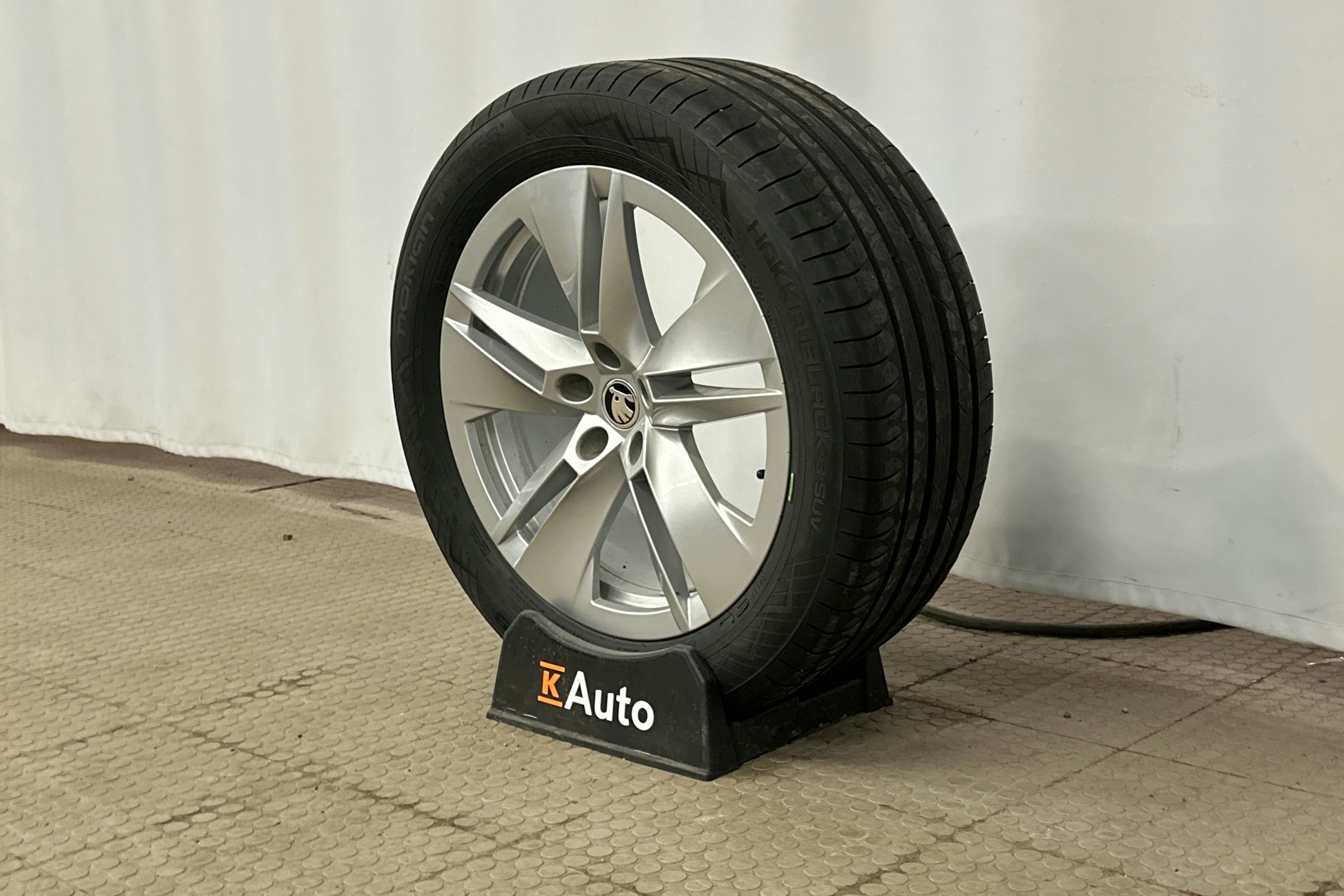 harmaa Skoda Enyaq 2023 kuva 13.