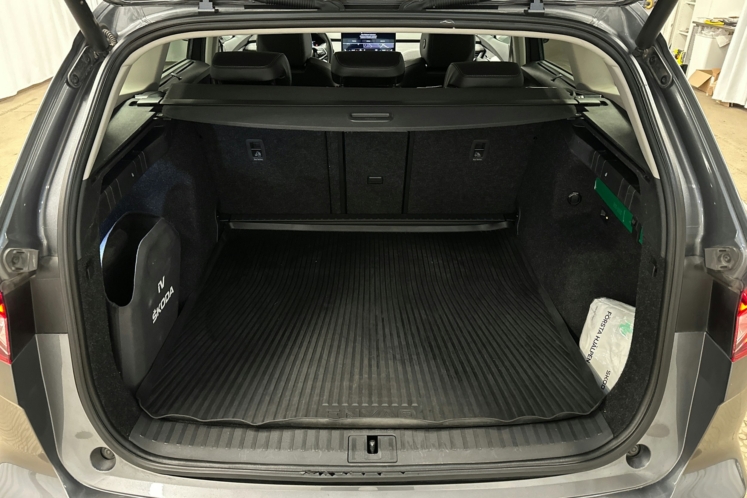harmaa Skoda Enyaq 2023 kuva 14.