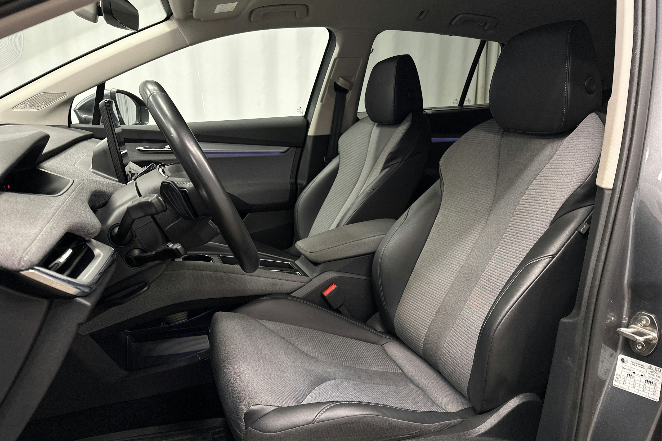 harmaa Skoda Enyaq 2023 kuva 18.