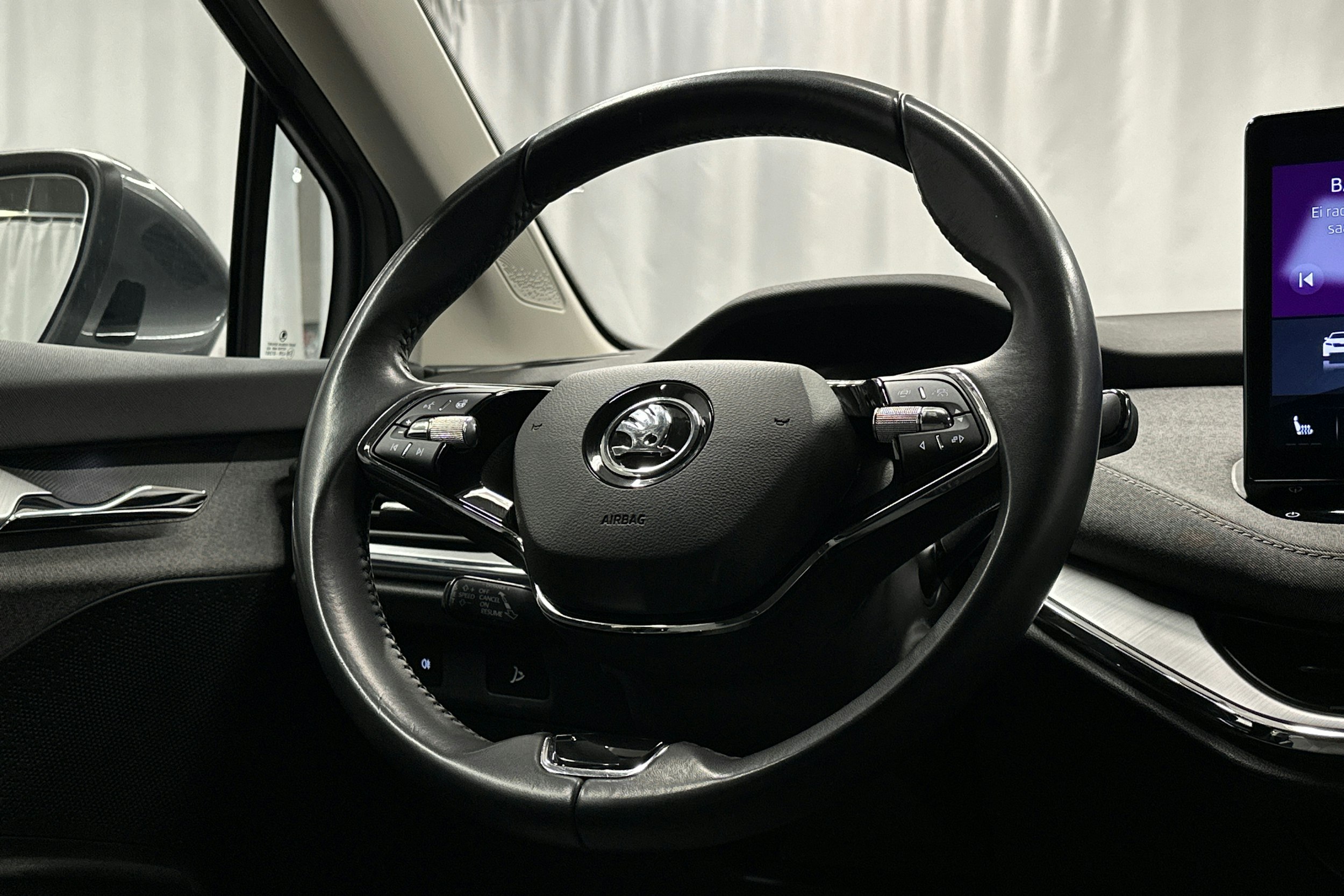 harmaa Skoda Enyaq 2023 kuva 20.