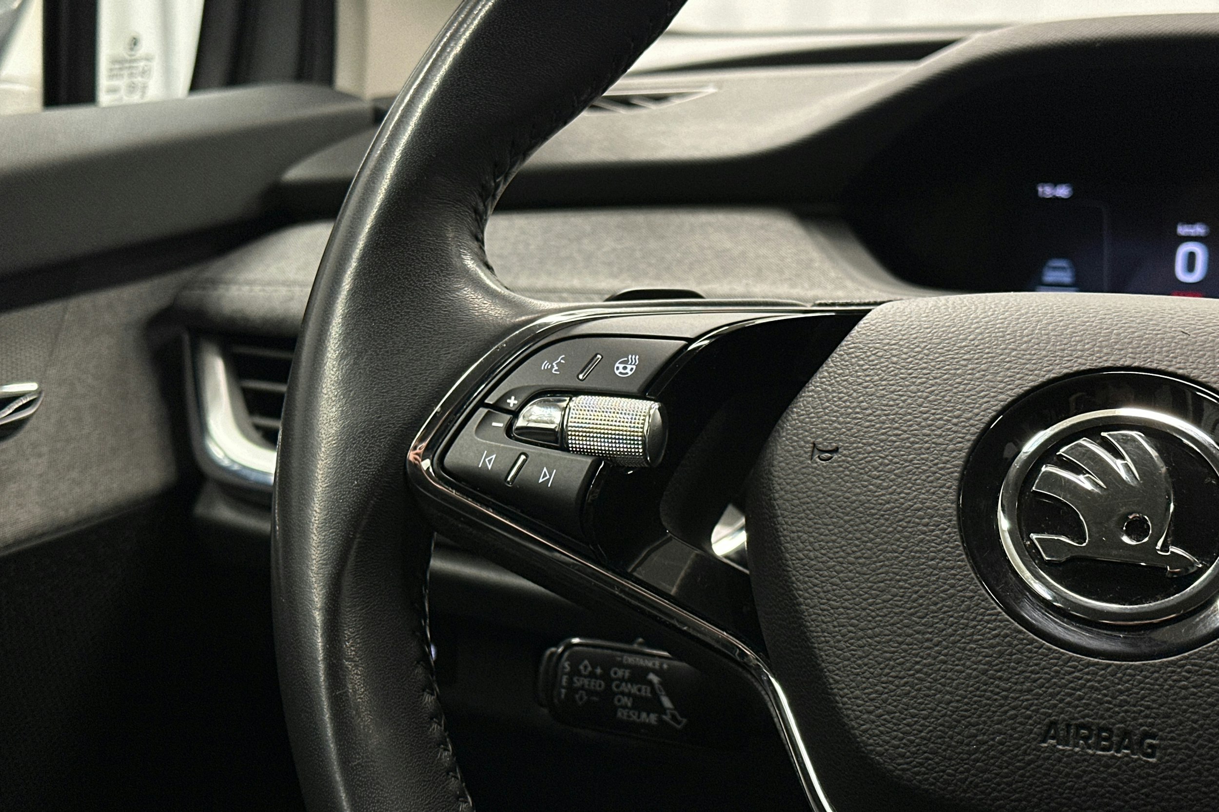 harmaa Skoda Enyaq 2023 kuva 21.