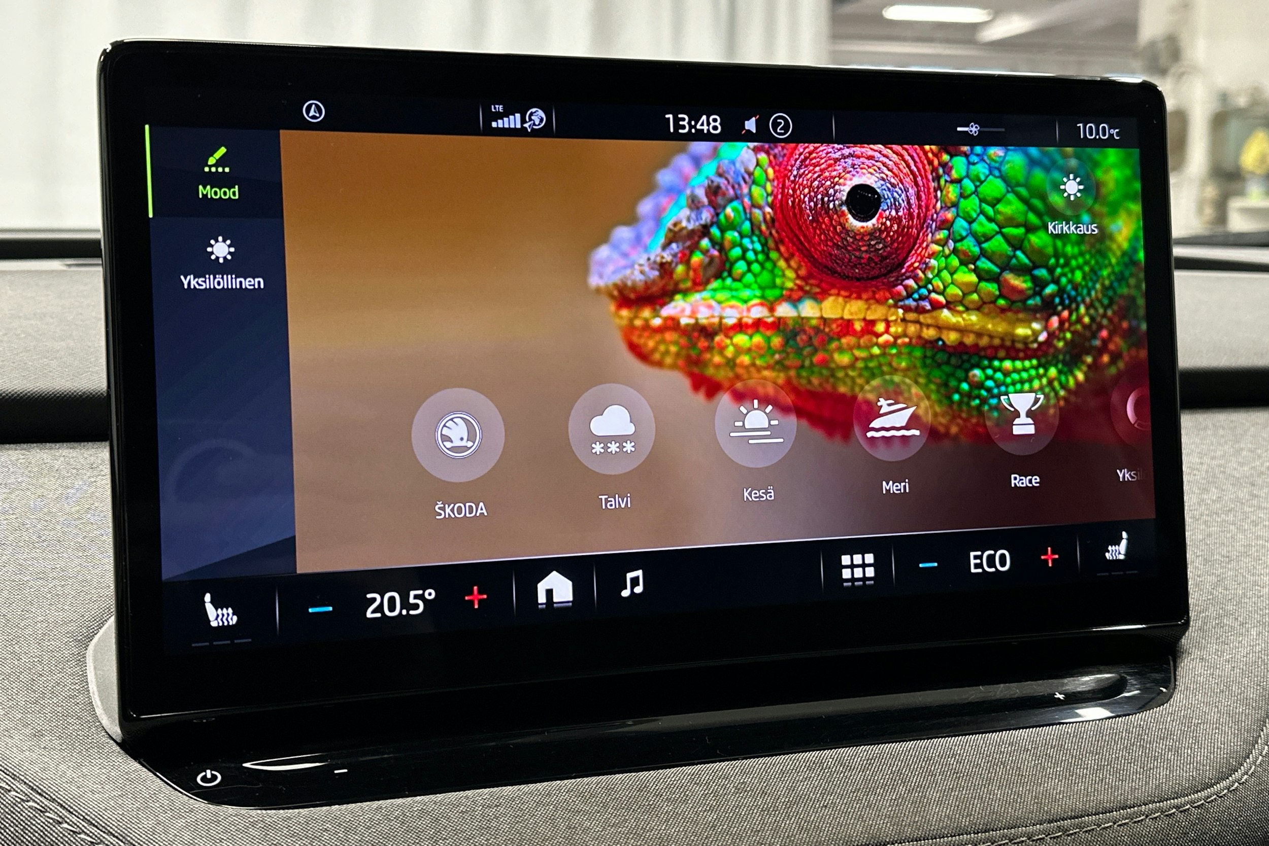 harmaa Skoda Enyaq 2023 kuva 29.