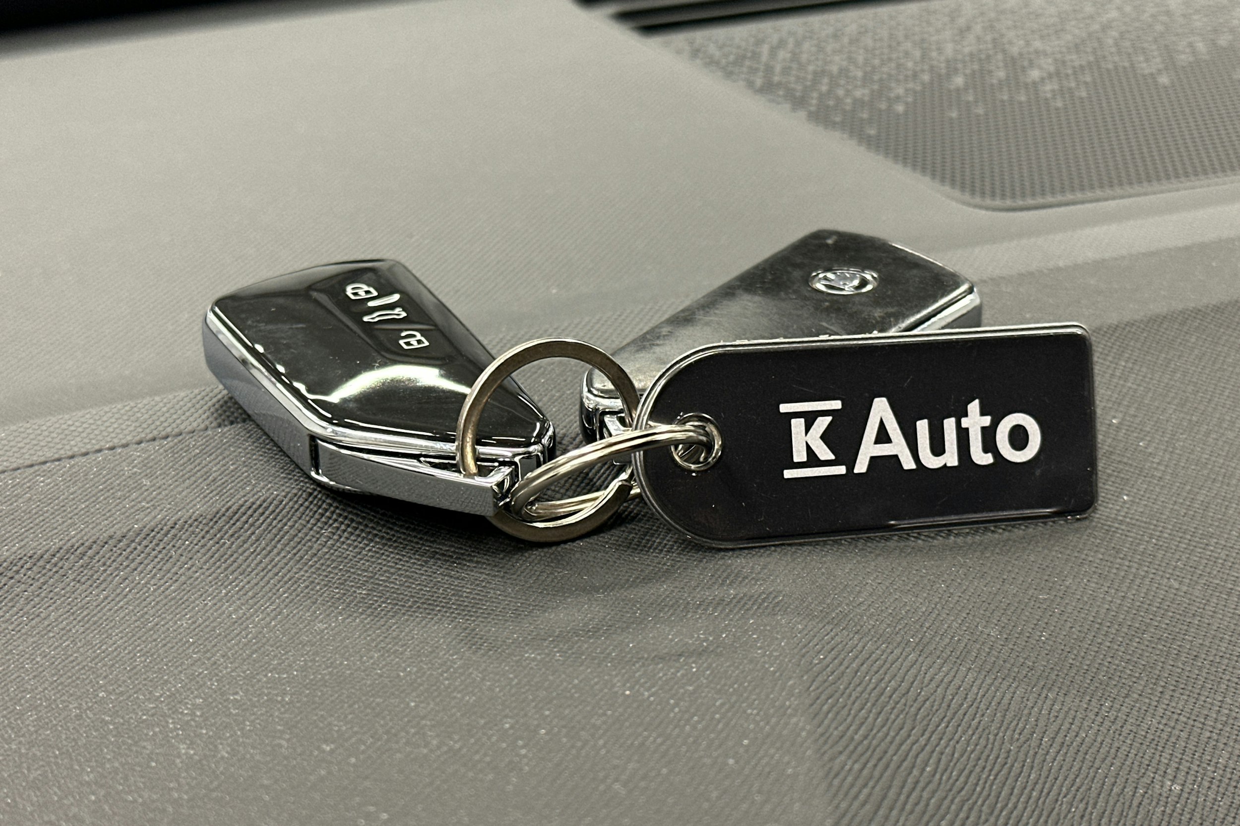 harmaa Skoda Enyaq 2023 kuva 33.