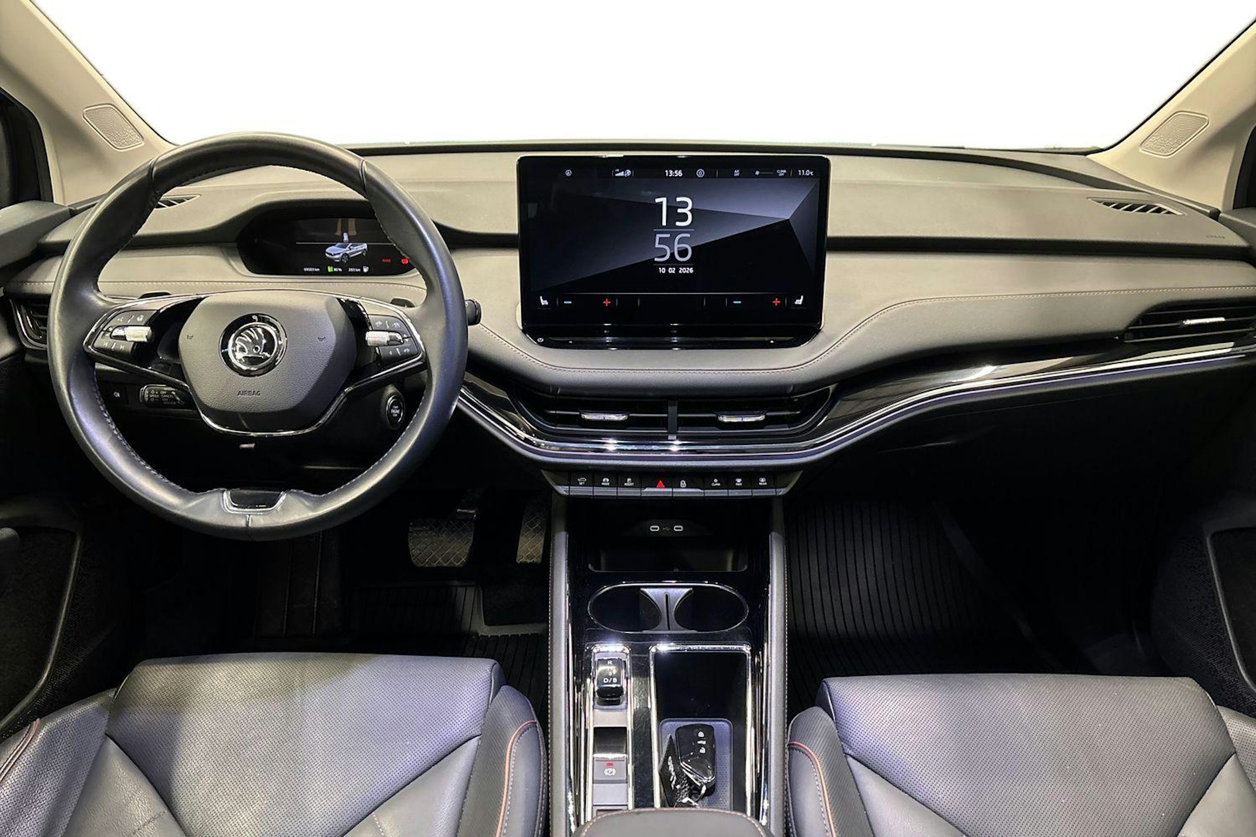 musta Skoda Enyaq 2023 kuva 9.