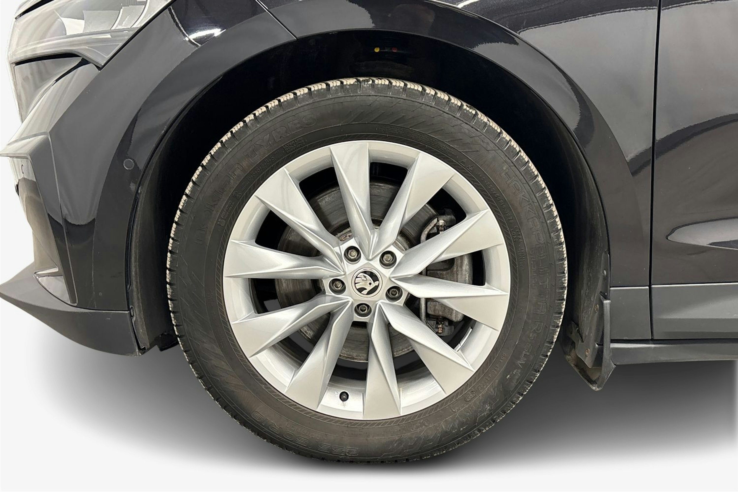 musta Skoda Enyaq 2023 kuva 11.