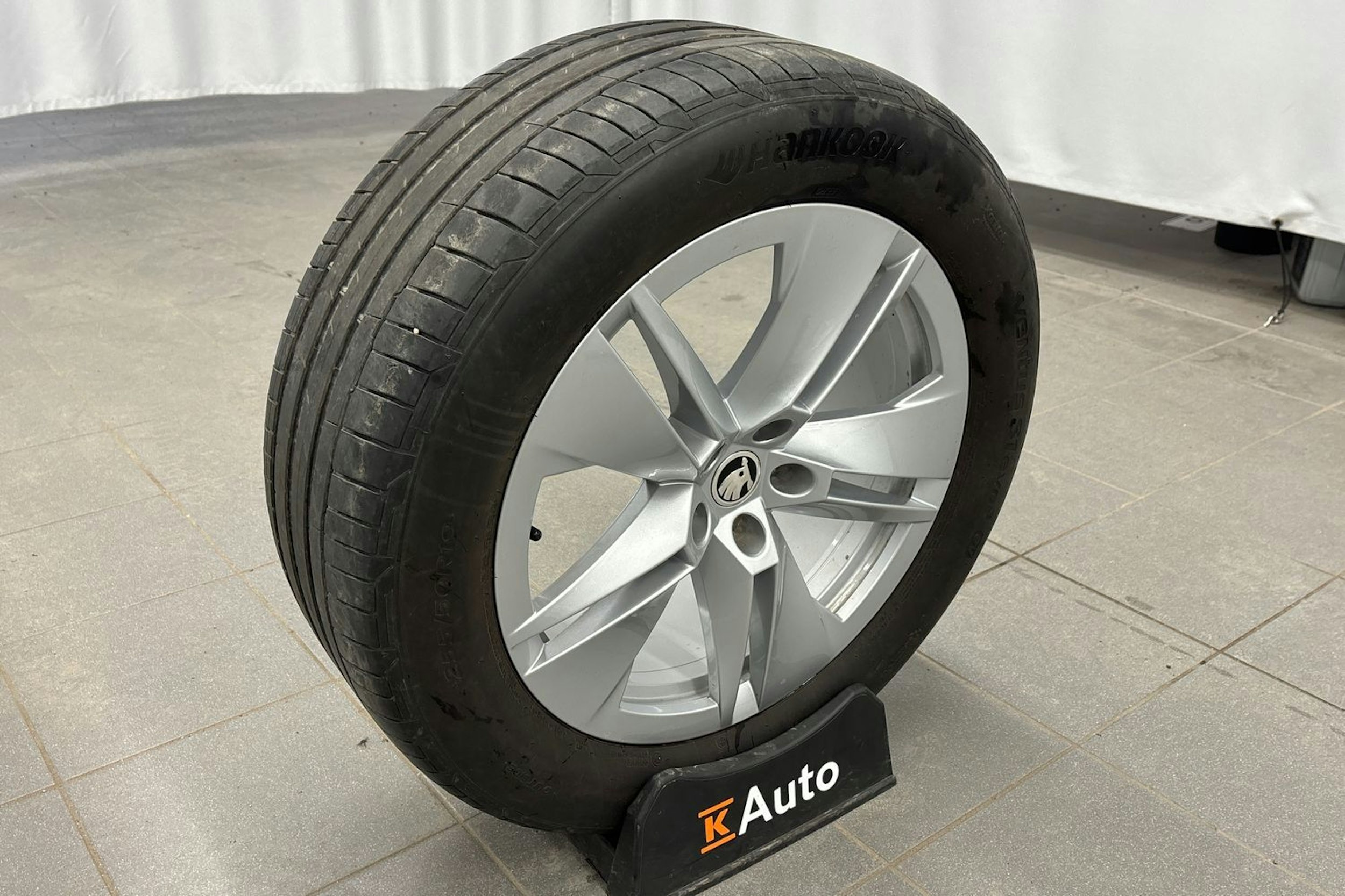 musta Skoda Enyaq 2023 kuva 14.