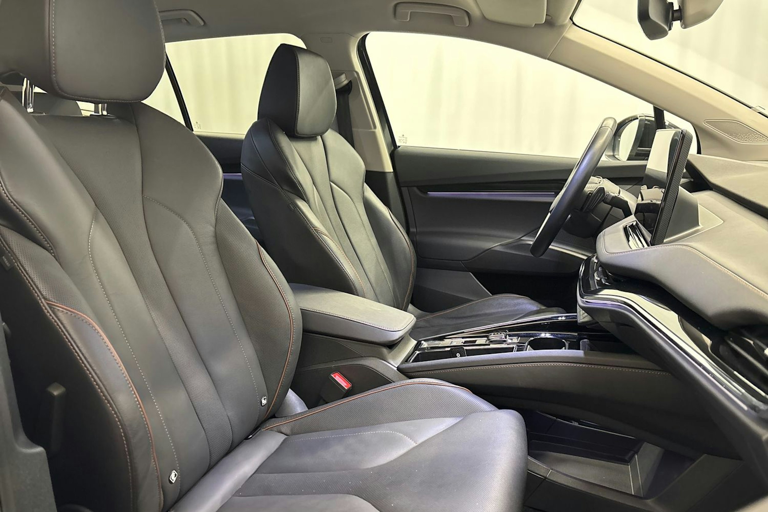 musta Skoda Enyaq 2023 kuva 15.