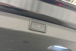 musta Skoda Enyaq 2023 kuva 16.