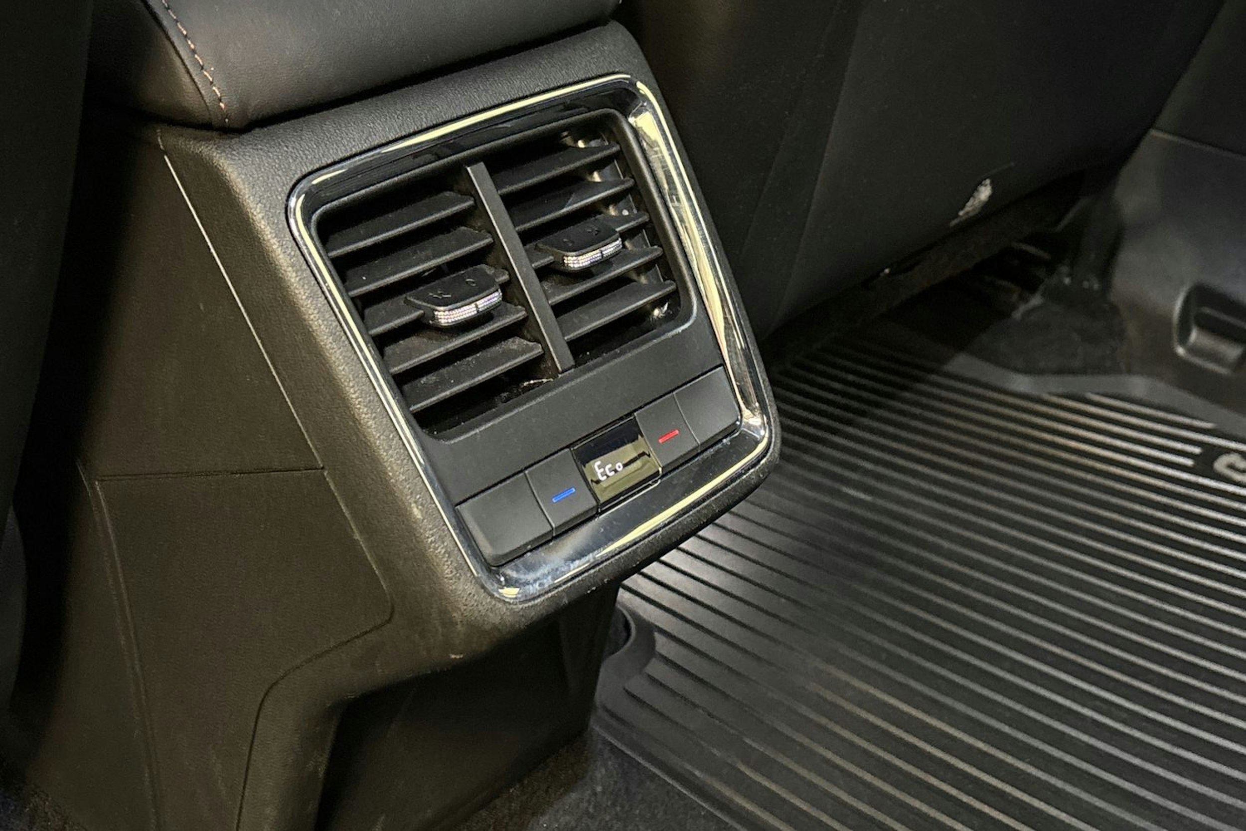 musta Skoda Enyaq 2023 kuva 17.