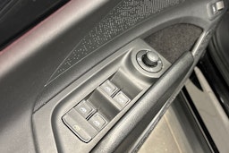 musta Skoda Enyaq 2023 kuva 18.