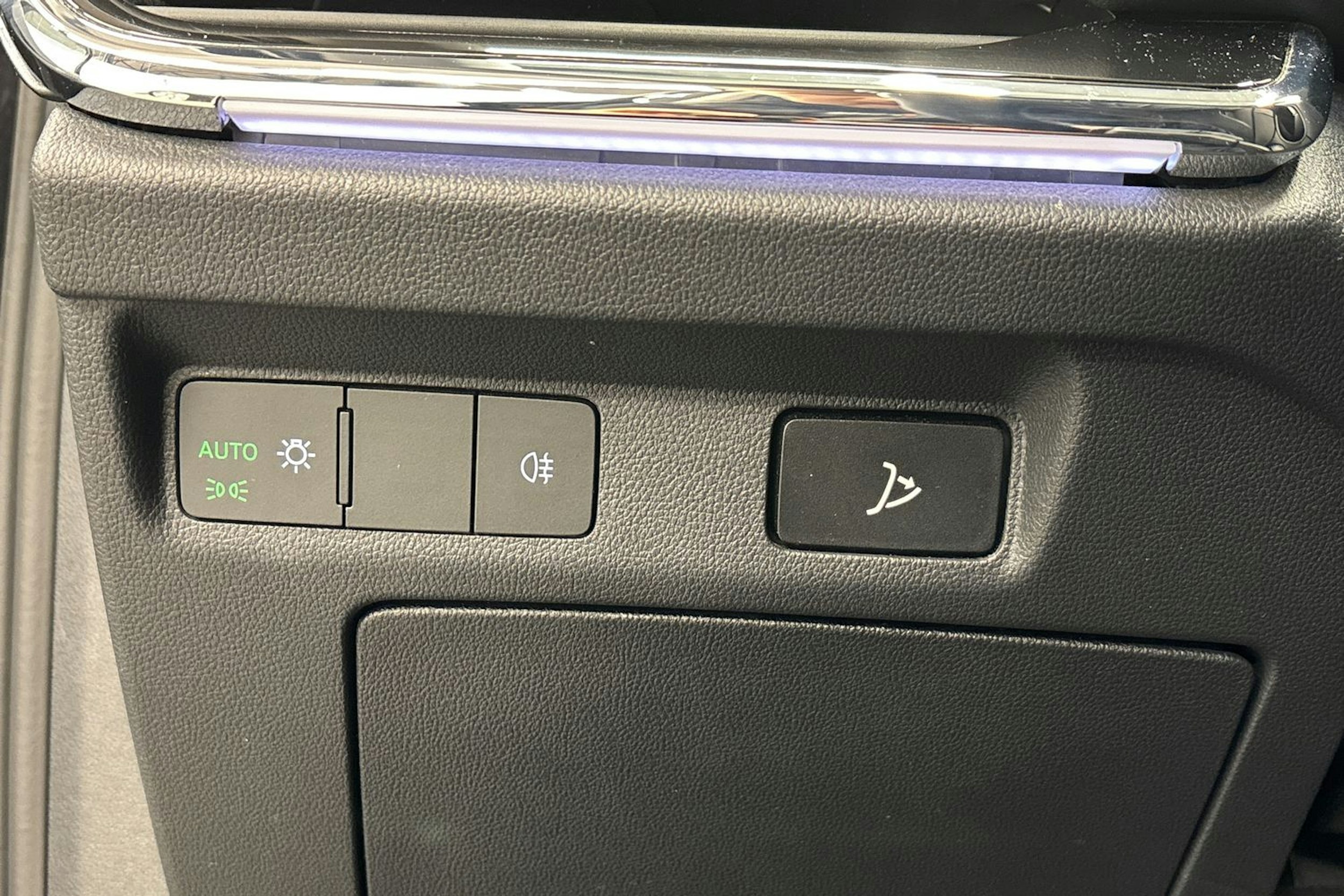 musta Skoda Enyaq 2023 kuva 19.