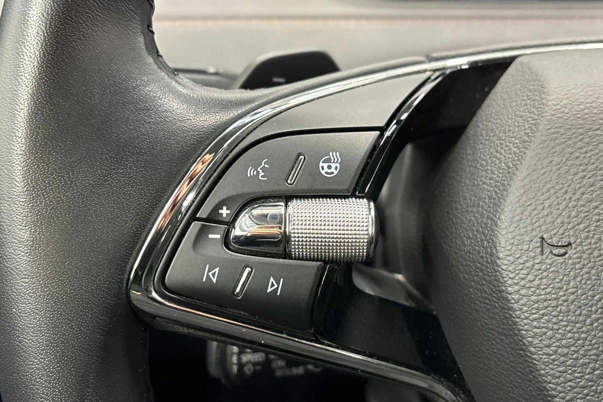 musta Skoda Enyaq 2023 kuva 20.