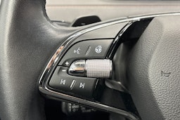 musta Skoda Enyaq 2023 kuva 20.