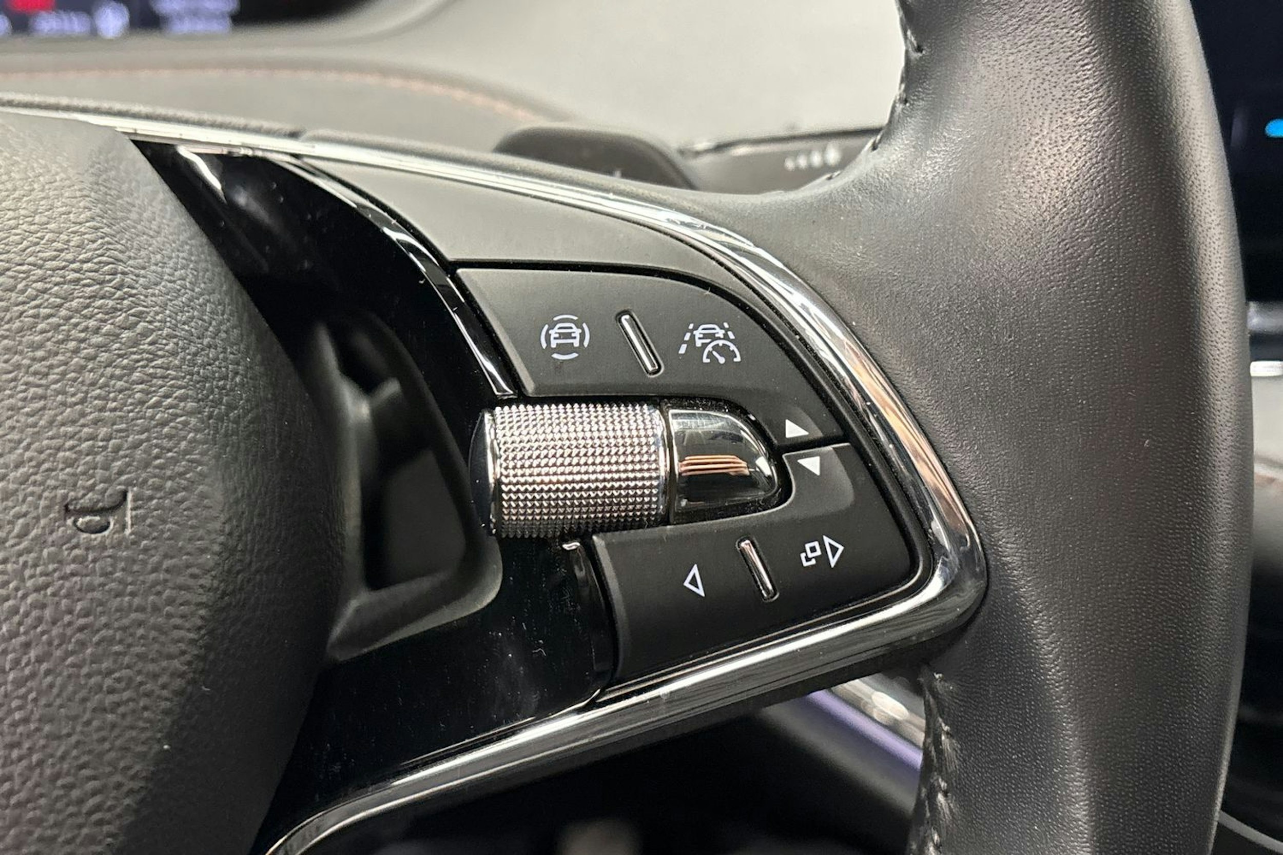 musta Skoda Enyaq 2023 kuva 21.