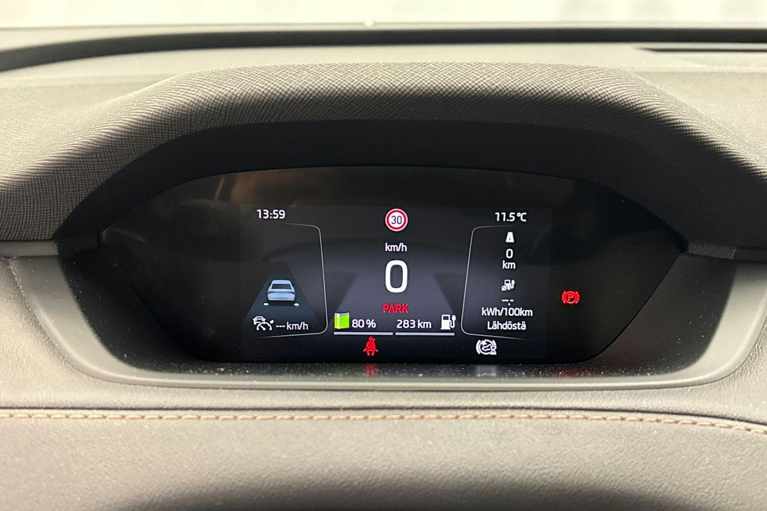 musta Skoda Enyaq 2023 kuva 23.