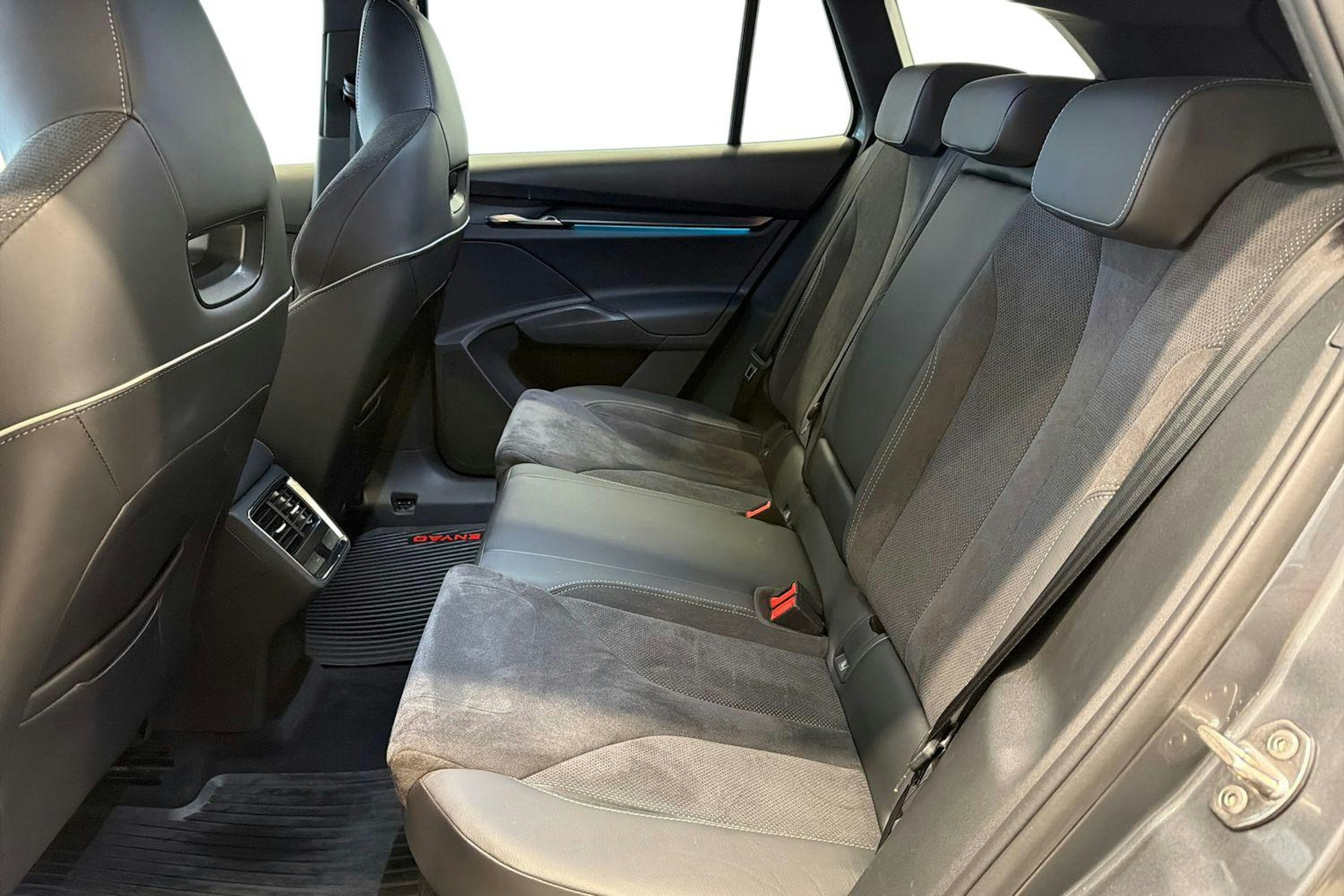 Harmaa Skoda Enyaq 2023 kuva 10.