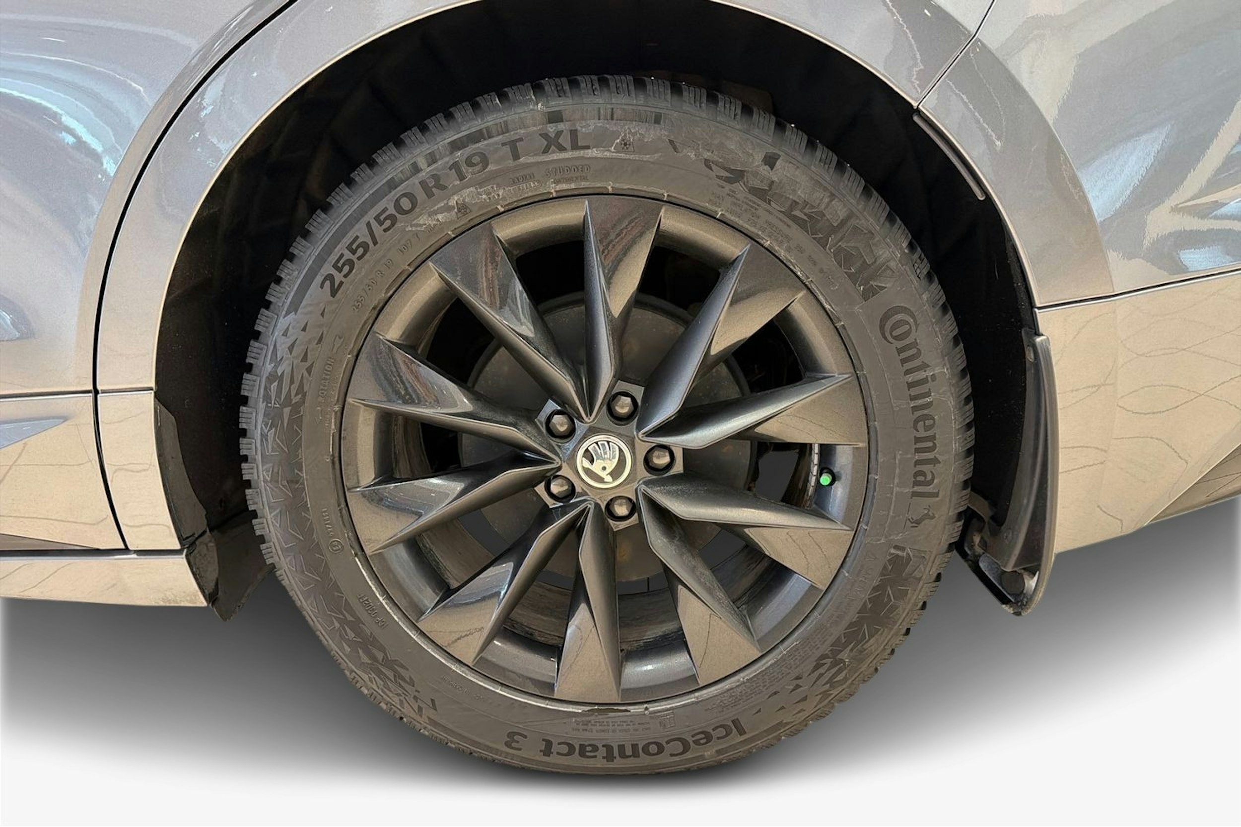 Harmaa Skoda Enyaq 2023 kuva 11.