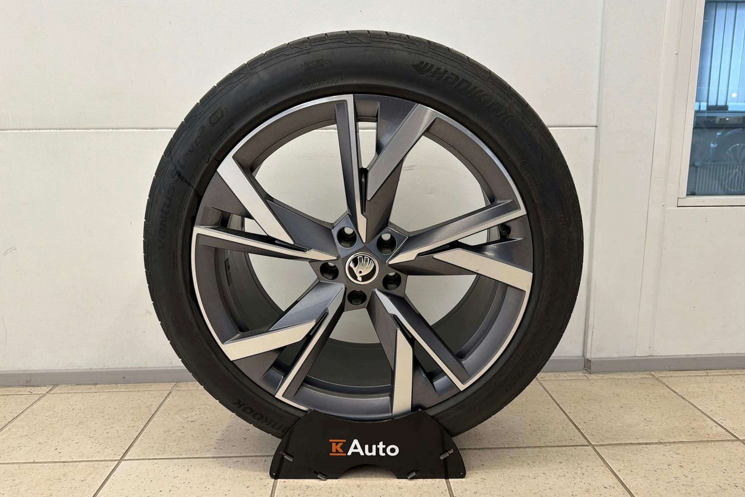 Harmaa Skoda Enyaq 2023 kuva 14.