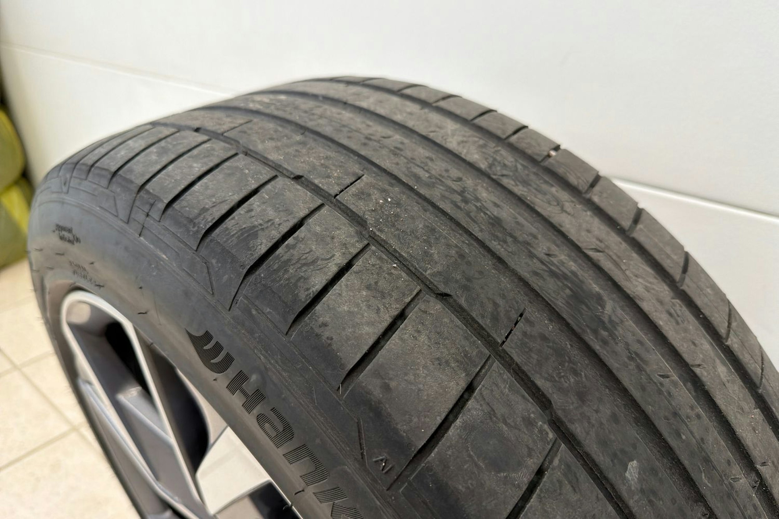 Harmaa Skoda Enyaq 2023 kuva 15.