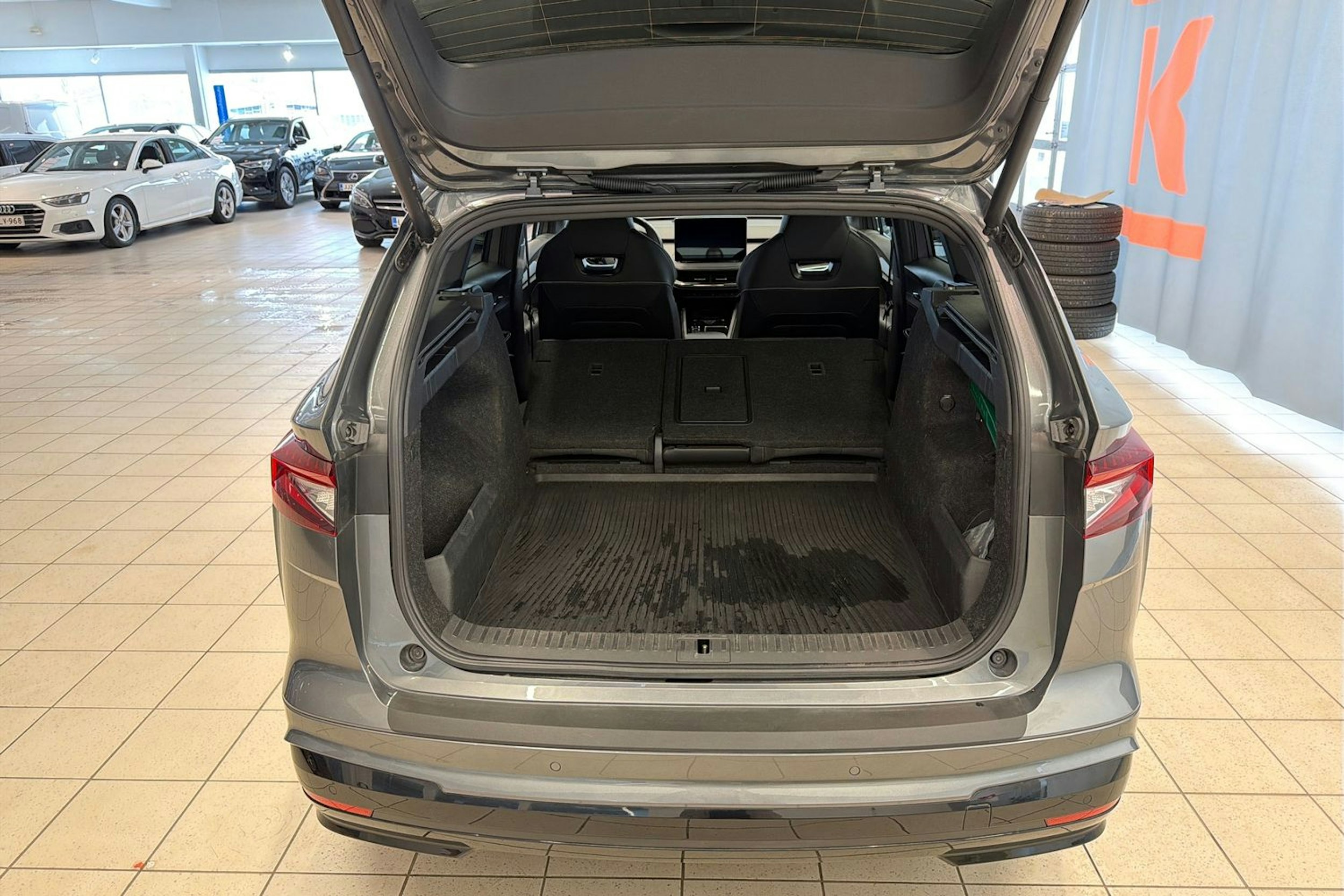 Harmaa Skoda Enyaq 2023 kuva 16.