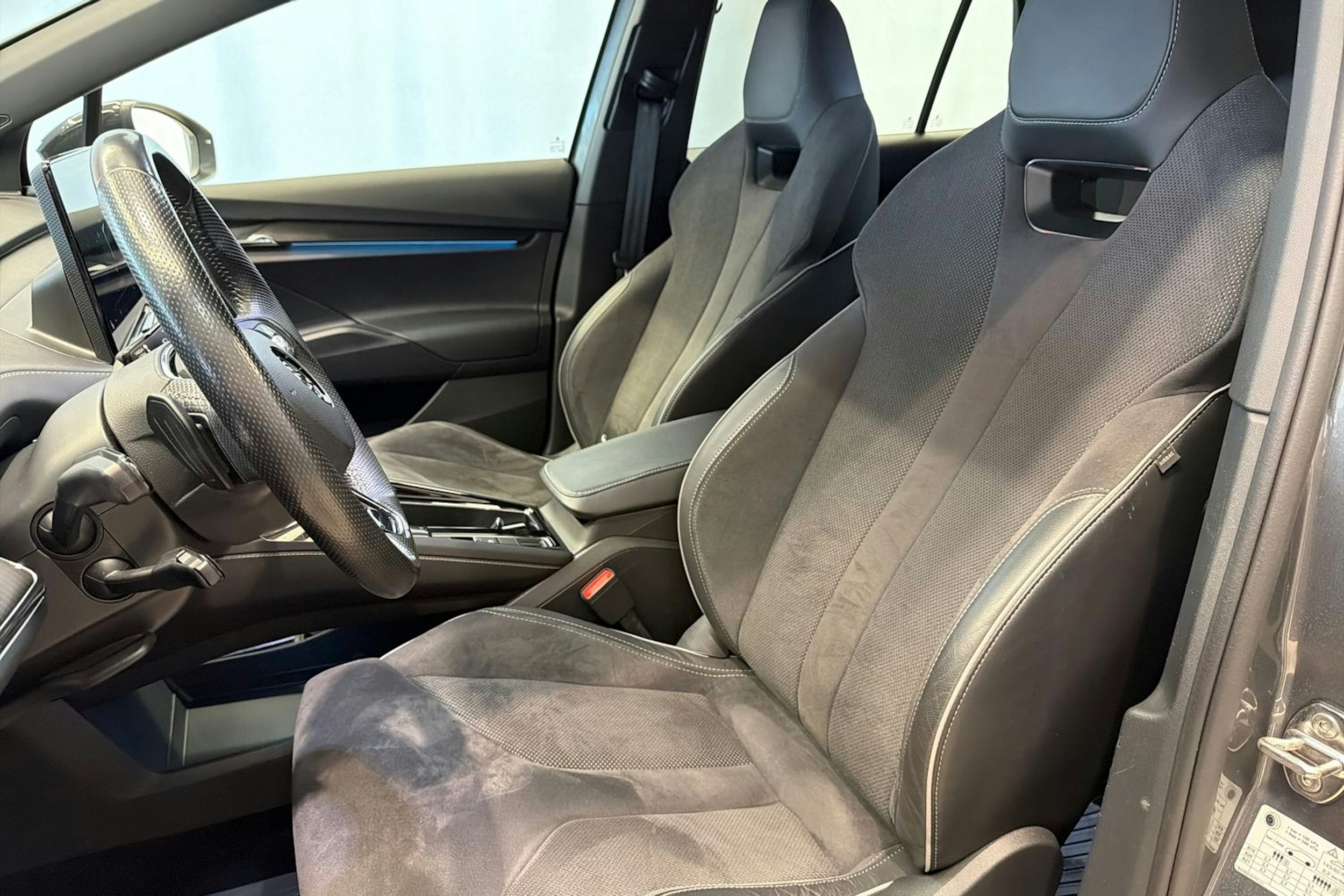 Harmaa Skoda Enyaq 2023 kuva 19.