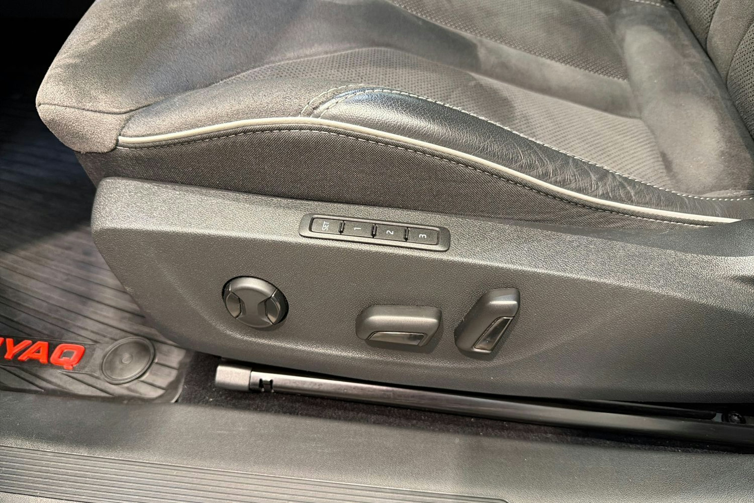 Harmaa Skoda Enyaq 2023 kuva 20.