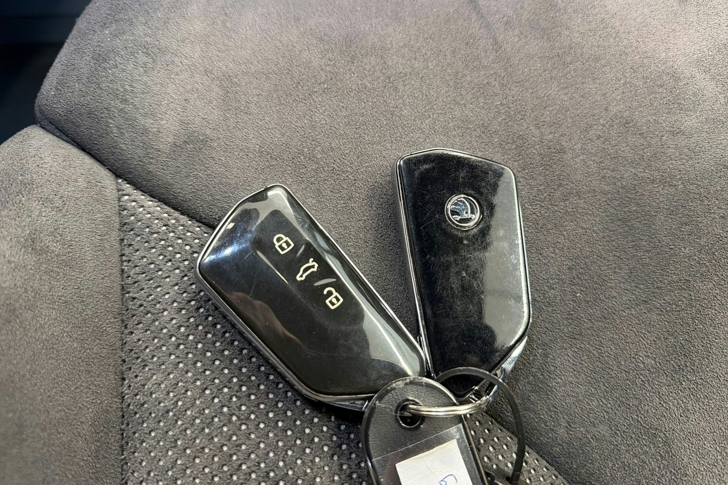 Harmaa Skoda Enyaq 2023 kuva 32.