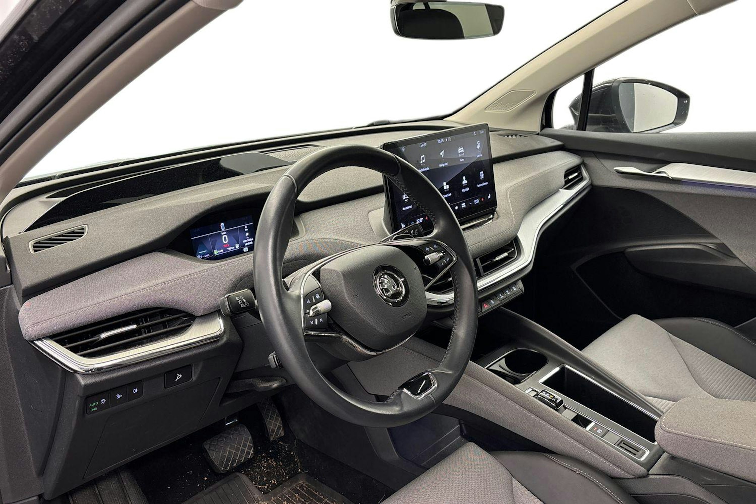 musta Skoda Enyaq 2023 kuva 3.
