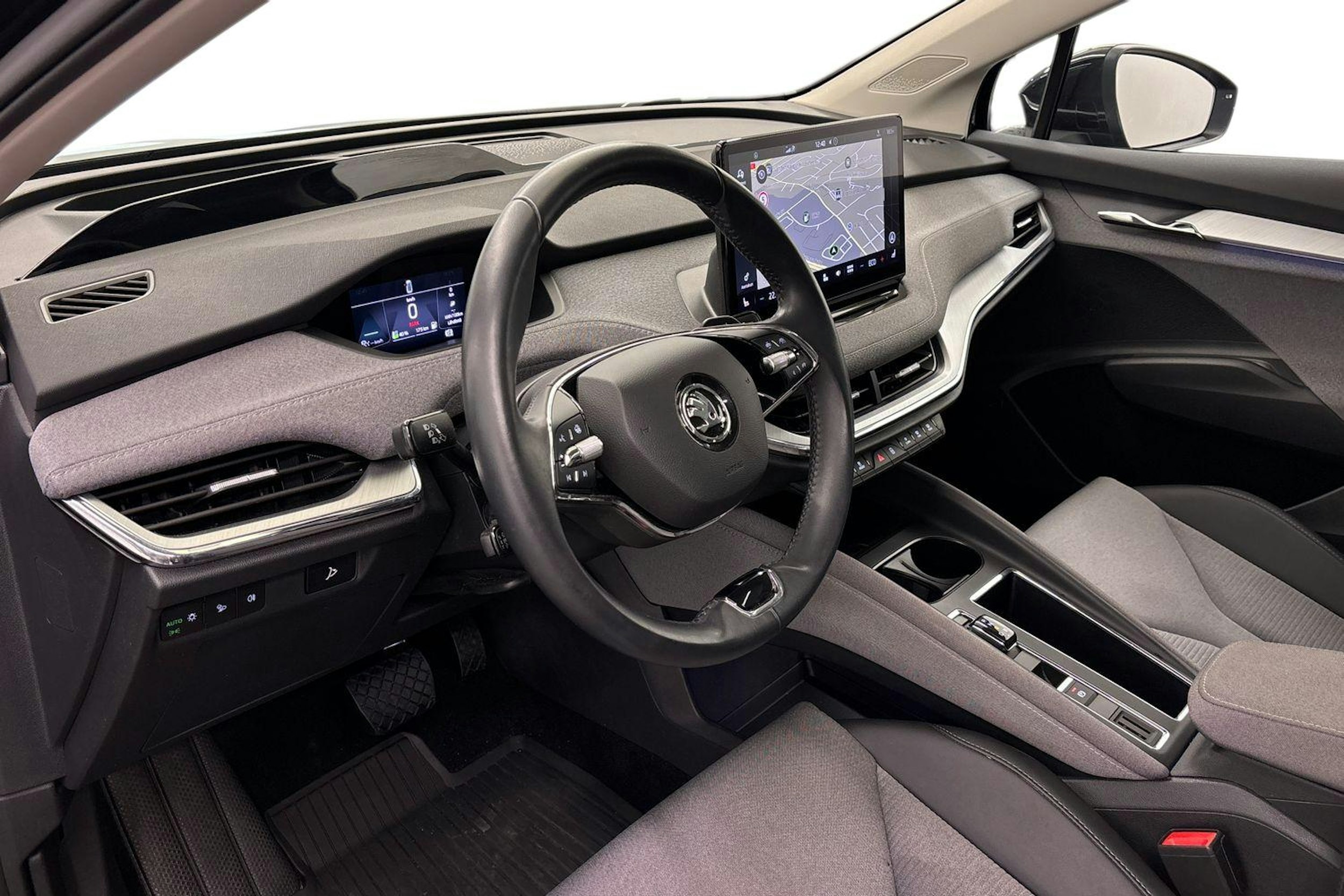 musta Skoda Enyaq 2023 kuva 6.