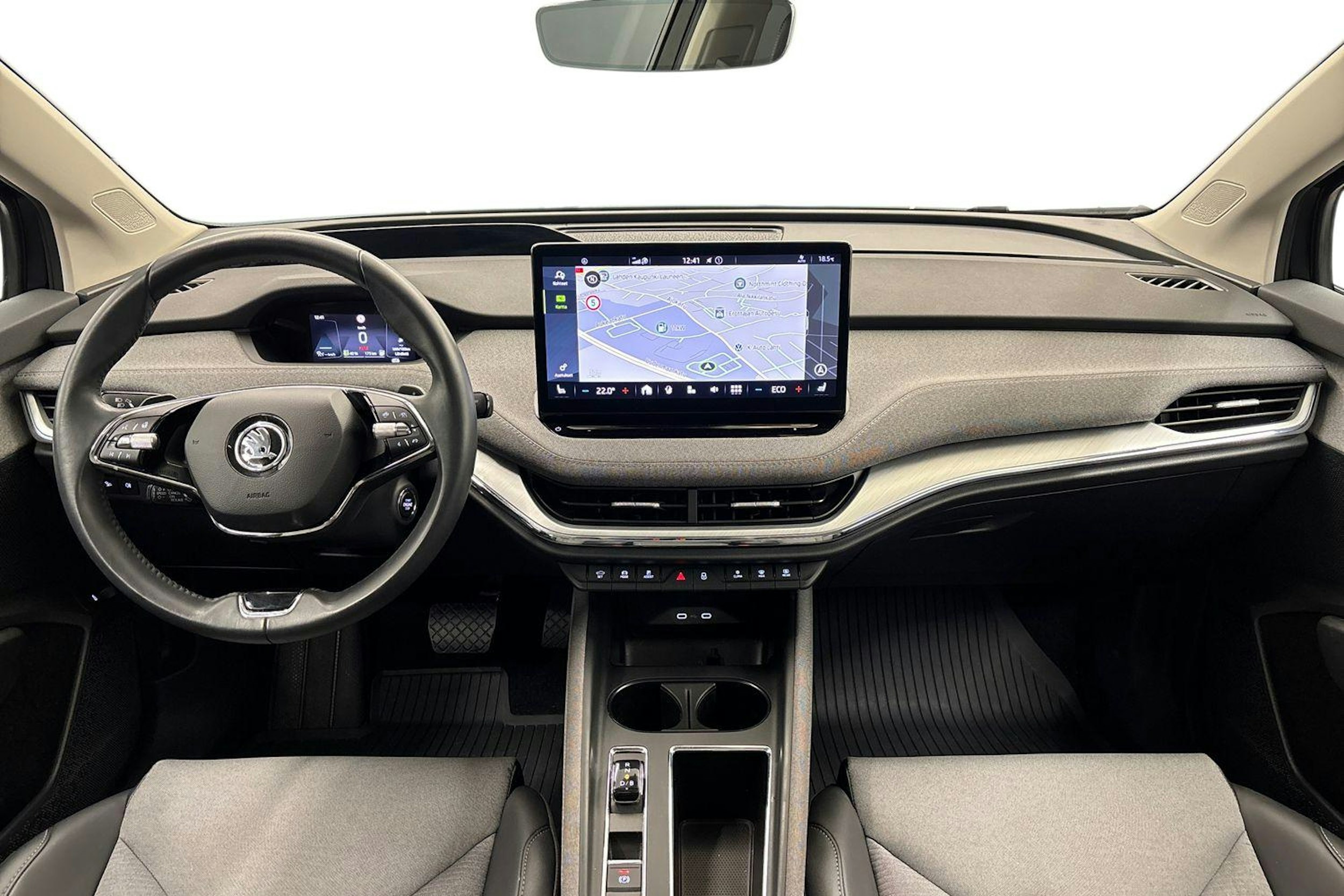 musta Skoda Enyaq 2023 kuva 7.