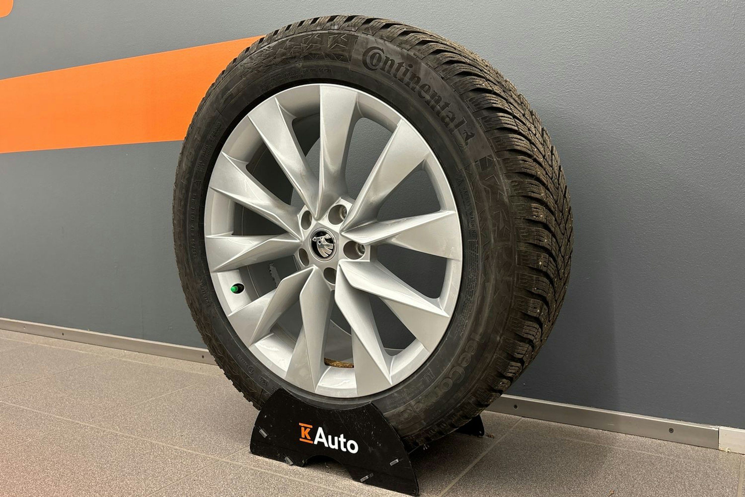 musta Skoda Enyaq 2023 kuva 10.