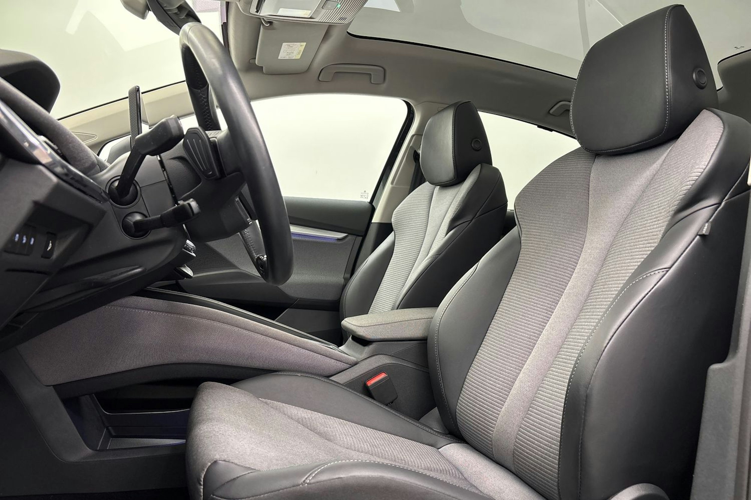 musta Skoda Enyaq 2023 kuva 11.