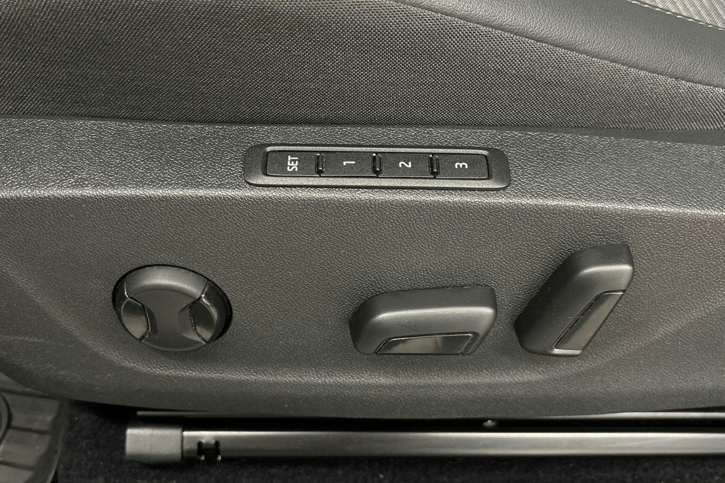 musta Skoda Enyaq 2023 kuva 12.