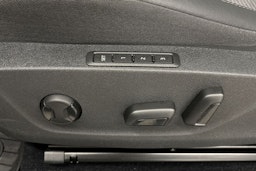 musta Skoda Enyaq 2023 kuva 12.