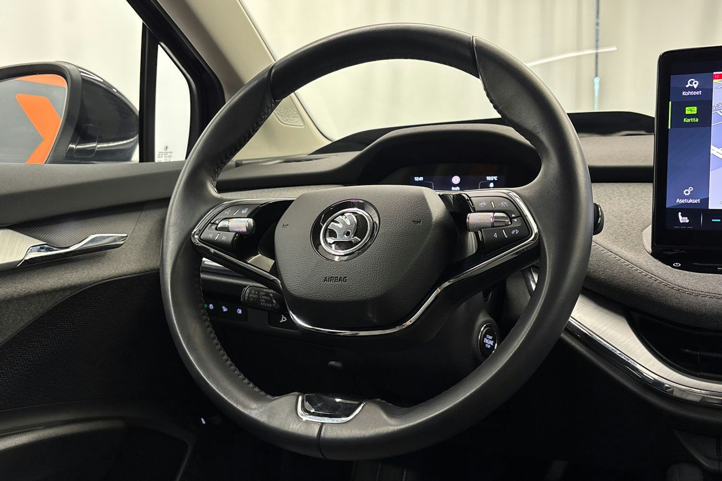 musta Skoda Enyaq 2023 kuva 13.