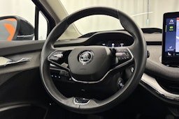 musta Skoda Enyaq 2023 kuva 13.