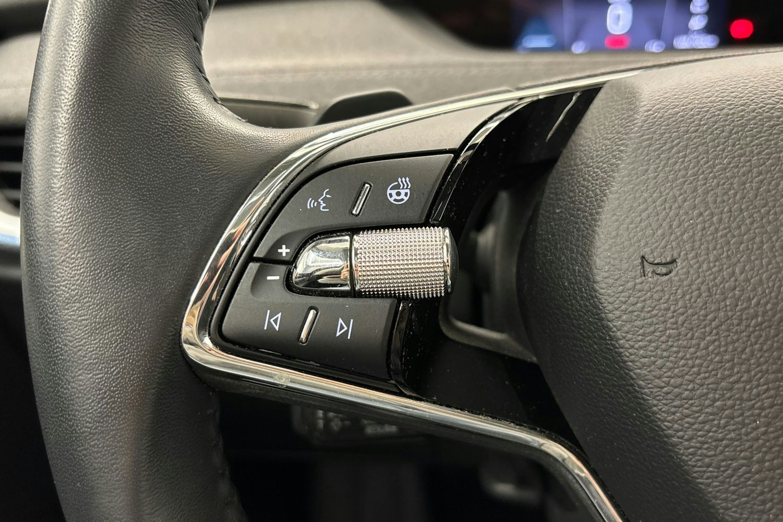 musta Skoda Enyaq 2023 kuva 14.