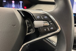musta Skoda Enyaq 2023 kuva 15.