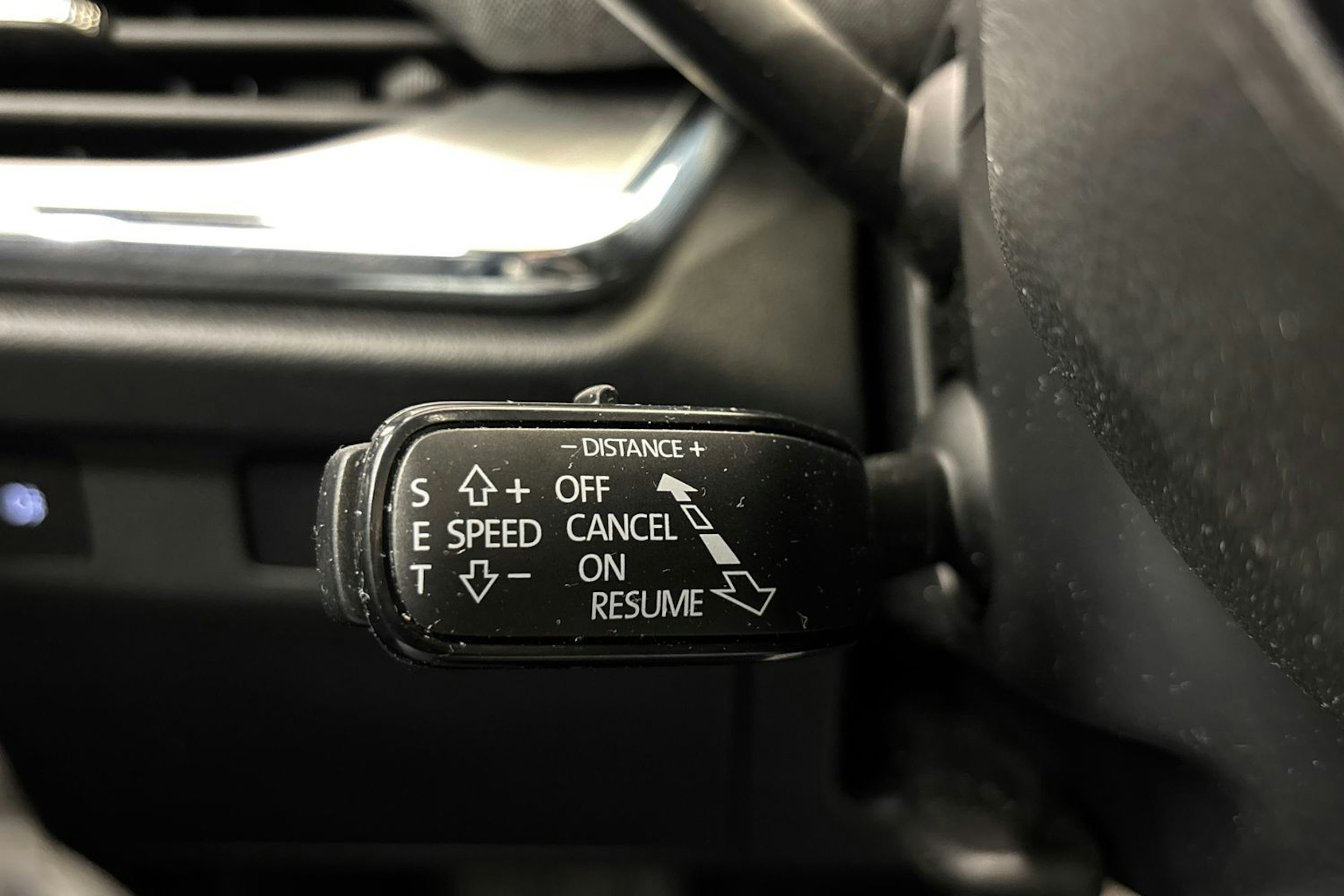 musta Skoda Enyaq 2023 kuva 16.